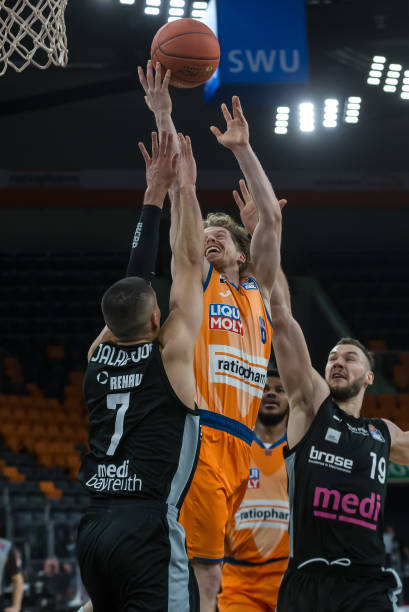 并在场边与 并在场边与