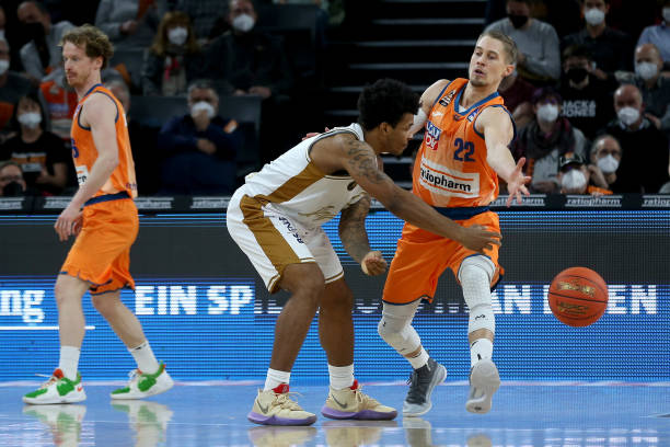 骆建佑则以 骆建佑则以